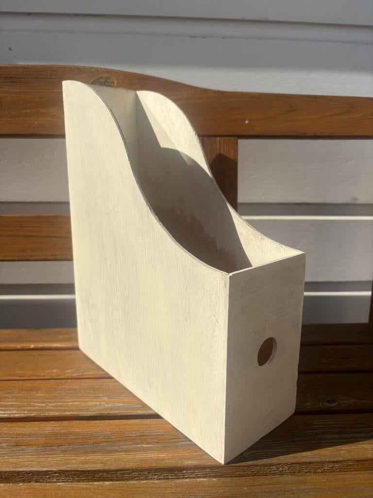 Ikea KNUFF houten lectuurbak organiser tijdschriftenhouder, Huis en Inrichting, Woonaccessoires | Krantenbakken en Lectuurbakken