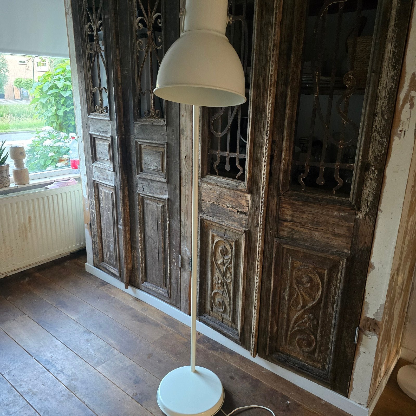 Witte staande lamp met grote kap, Gebruikt, Klassiek, Ophalen of Verzenden, Metaal