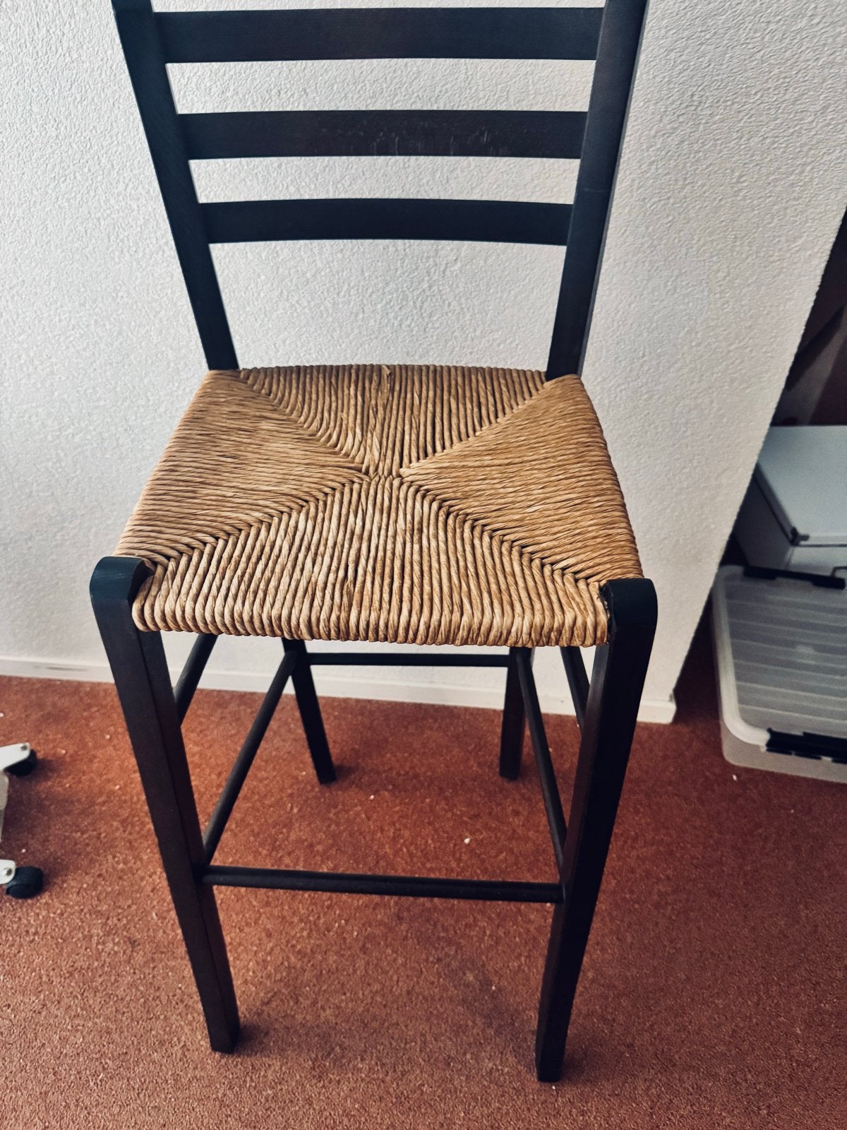 Hoge kruk met rieten zitting - Ideaal voor fotostudio, Huis en Inrichting, Ophalen, Gebruikt, Hout, 90 cm of meer