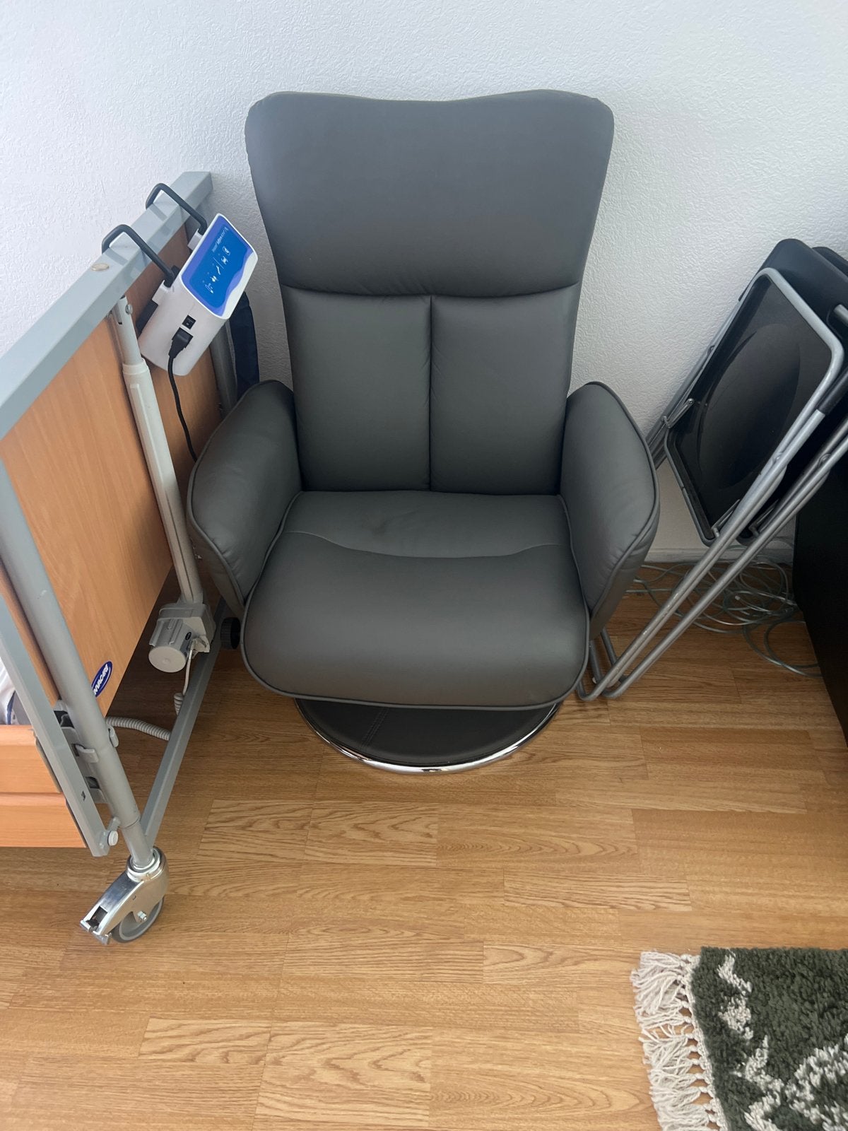 Comfortabele grijze fauteuil met draaivoet, Ophalen, Gebruikt, Leer, Eén