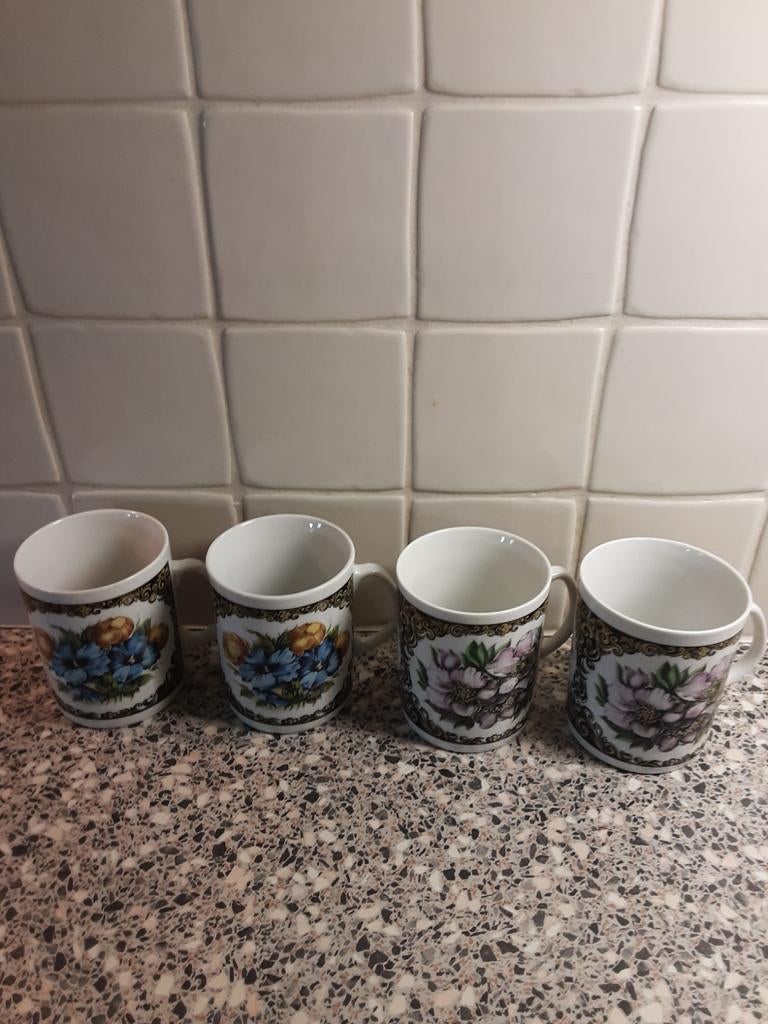 4 mooie merk bekers . Janolina MADE IN POLAND., Antiek en Kunst, Antiek | Servies compleet, Ophalen of Verzenden