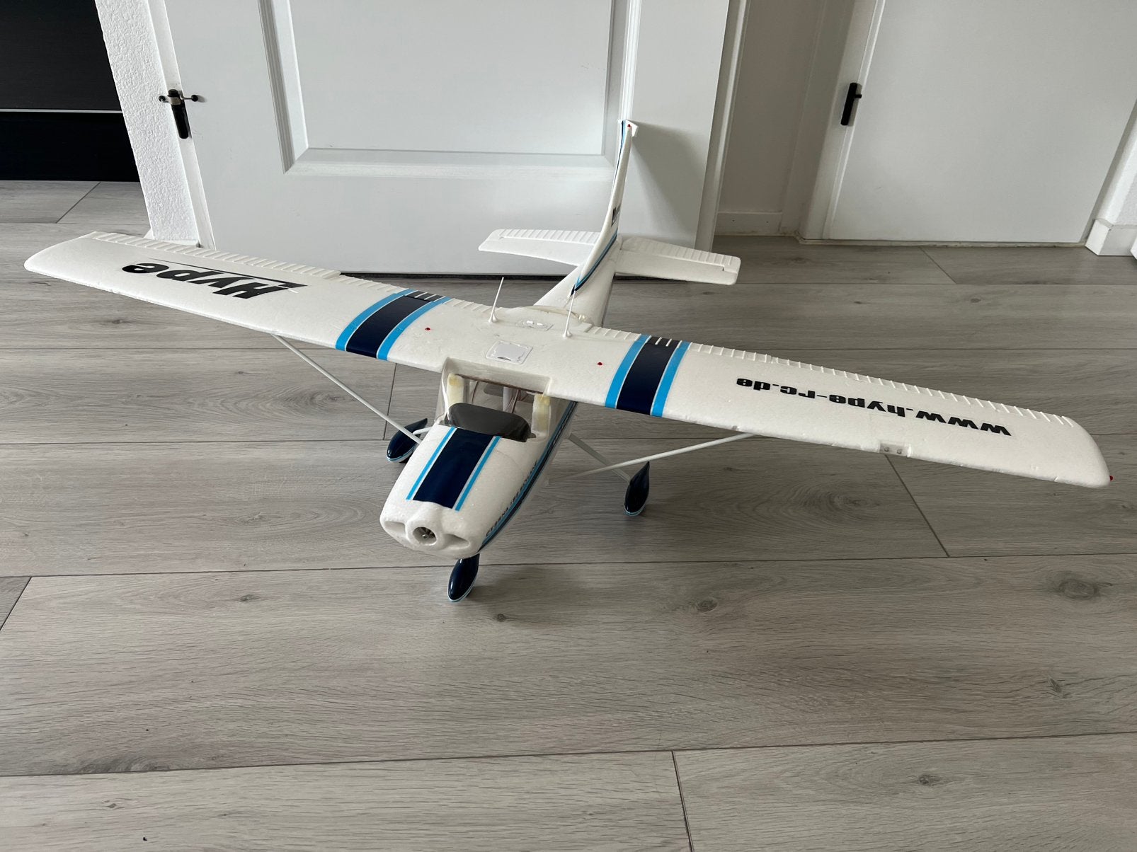 Hype Cessna 182 Skylane RC vliegtuig, Hobby en Vrije tijd, Modelbouw | Radiografisch | Vliegtuigen, Ophalen, Gebruikt, Elektro