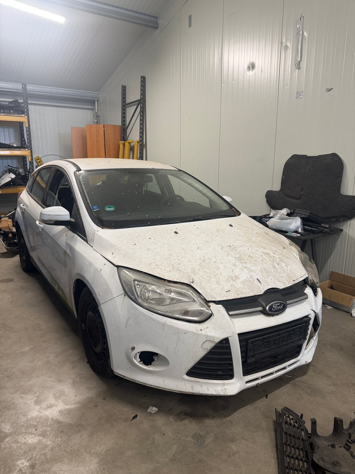 Ford focus 1.0 benz 88dkm met voorschade, Ophalen, Wit, Handgeschakeld, Ford