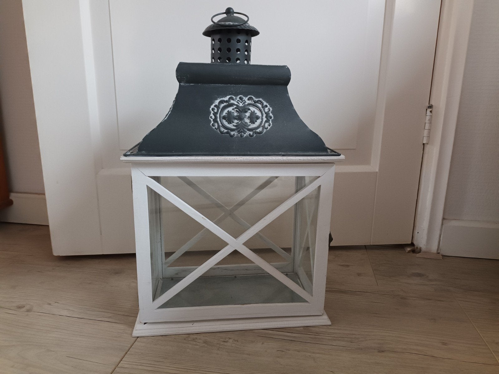 2 witte houten Windlichten, lantaarns, Huis en Inrichting, Woonaccessoires | Kandelaars en Kaarsen, Ophalen