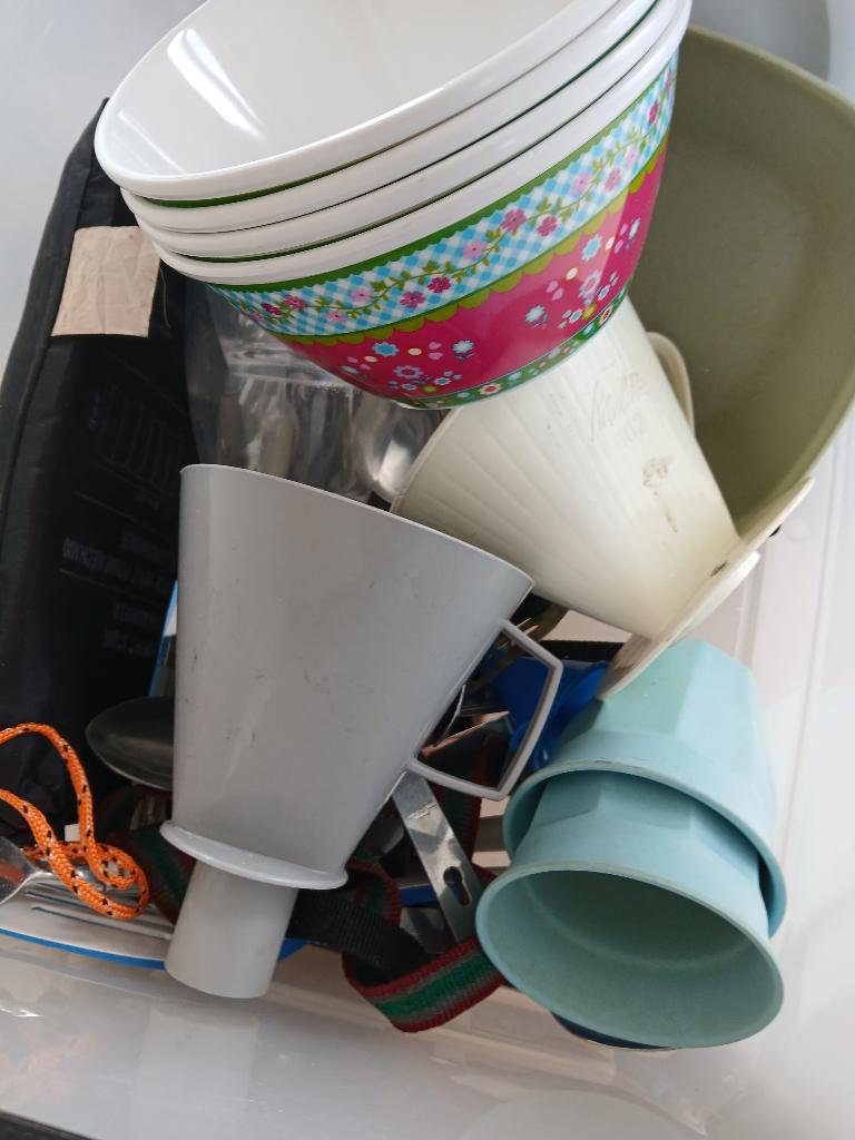kampeeruitrusting pan borden bekers bestek plastic, Caravans en Kamperen, Kampeeraccessoires, Ophalen of Verzenden, Gebruikt