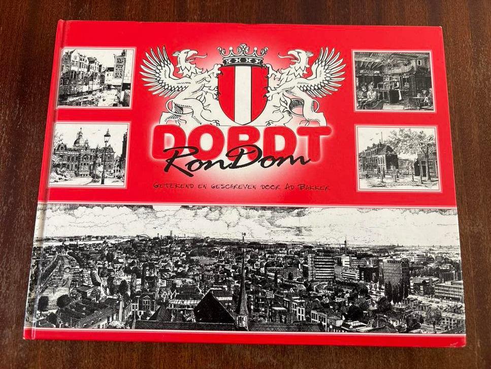 Dordt RonDom - Getekend en Geschreven door Ad Bakker, Boeken, Ophalen of Verzenden, 20e eeuw of later, Zo goed als nieuw