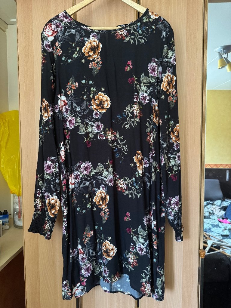 Nieuw zwarte jurk met bloemen Costes, Zwart, Maat 46/48 (XL) of groter, Nieuw, Ophalen of Verzenden