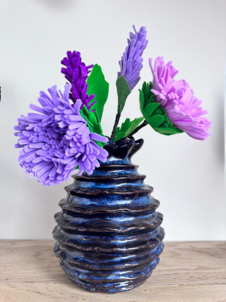 Vilt bloemen. Bolchrysanten “Chrysant Charme”, Paars, Overige typen, Handgemaakt, Overige materialen