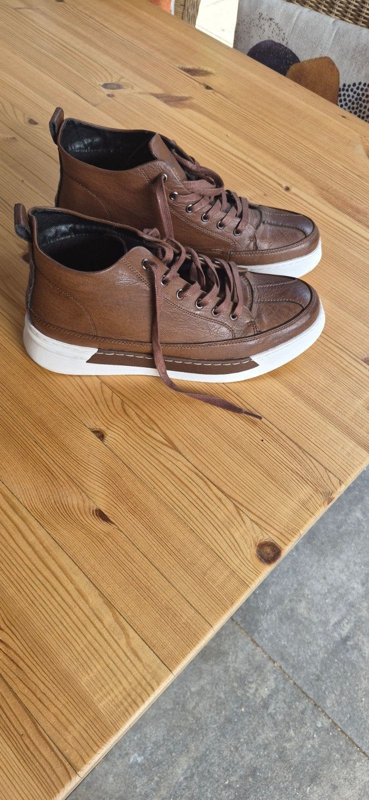 Nieuwe leren schoen, Ophalen, Nieuw