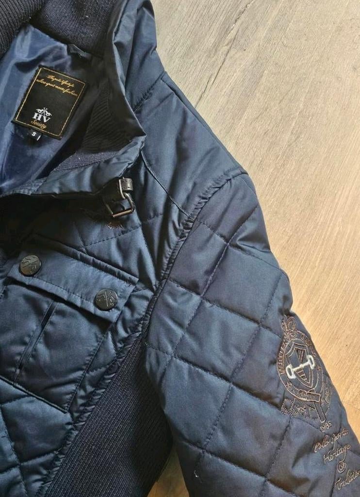 Hippisch HV Society tussenseizoenjas
maat 36 38
donkerblauw, Hv society, Blauw, Ophalen of Verzenden, Zo goed als nieuw