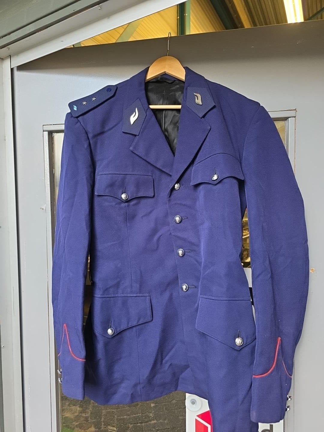 Diverse originele uniform jassen, politie en leger., Ophalen of Verzenden, Landmacht, Overige gebieden, Kleding of Schoenen