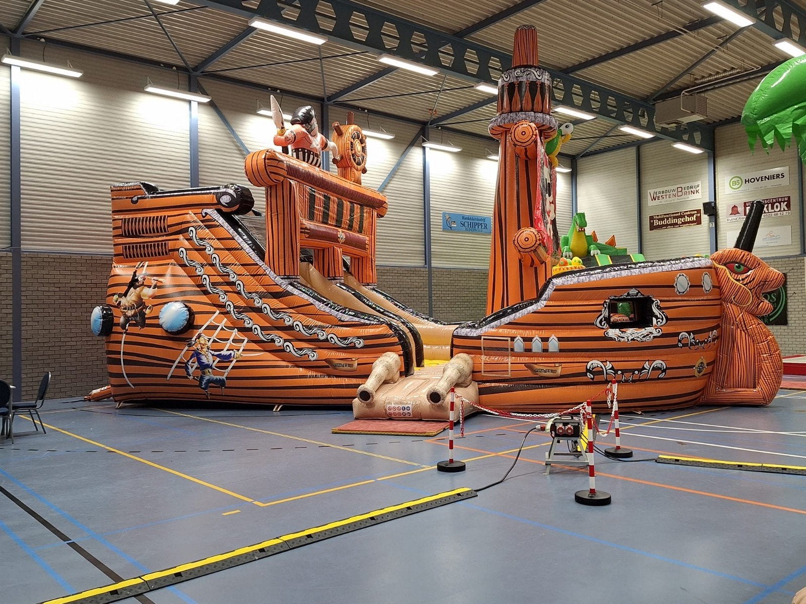 Groot opblaasbaar piratenschip springkasteel, Ophalen, Zo goed als nieuw