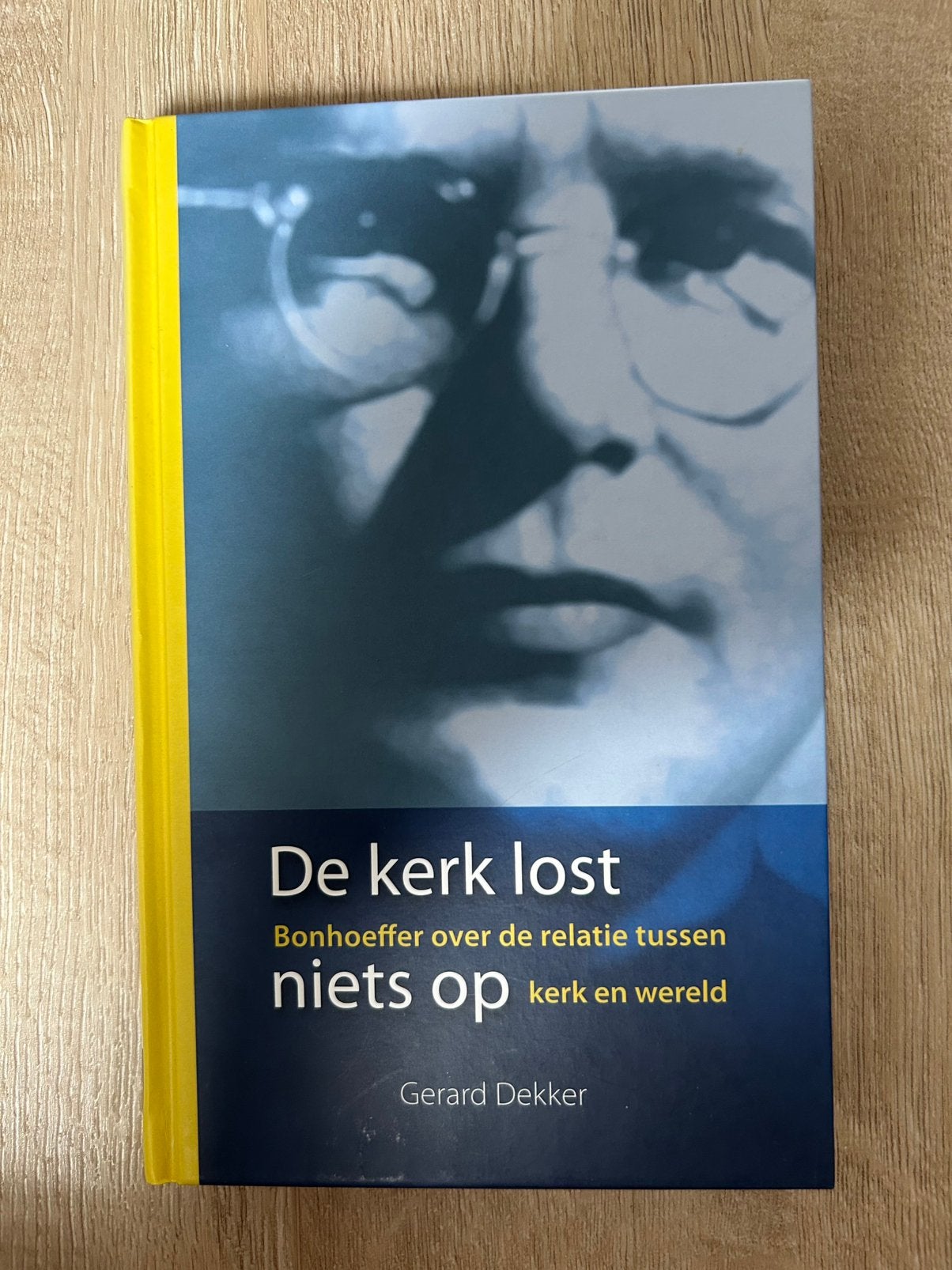 De kerk lost niets op (Bonhoeffer) - Gerard Dekker, Ophalen of Verzenden, Zo goed als nieuw