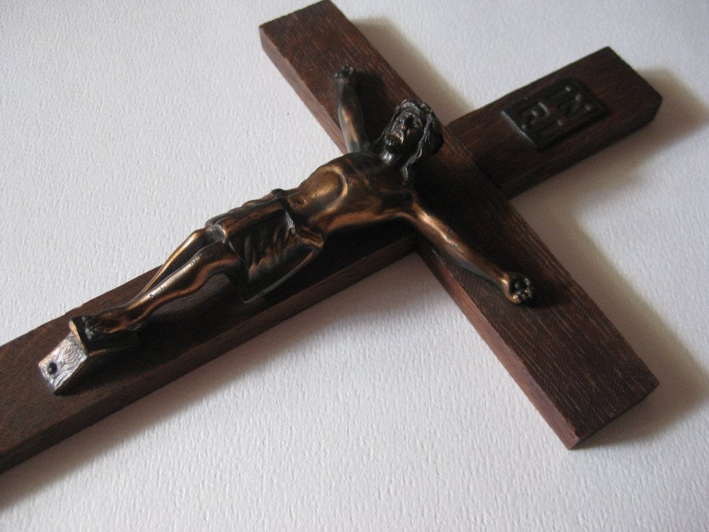Vintage kruisbeeld / hout en bronskleurig metaal, Antiek en Kunst, Antiek | Religie, Ophalen