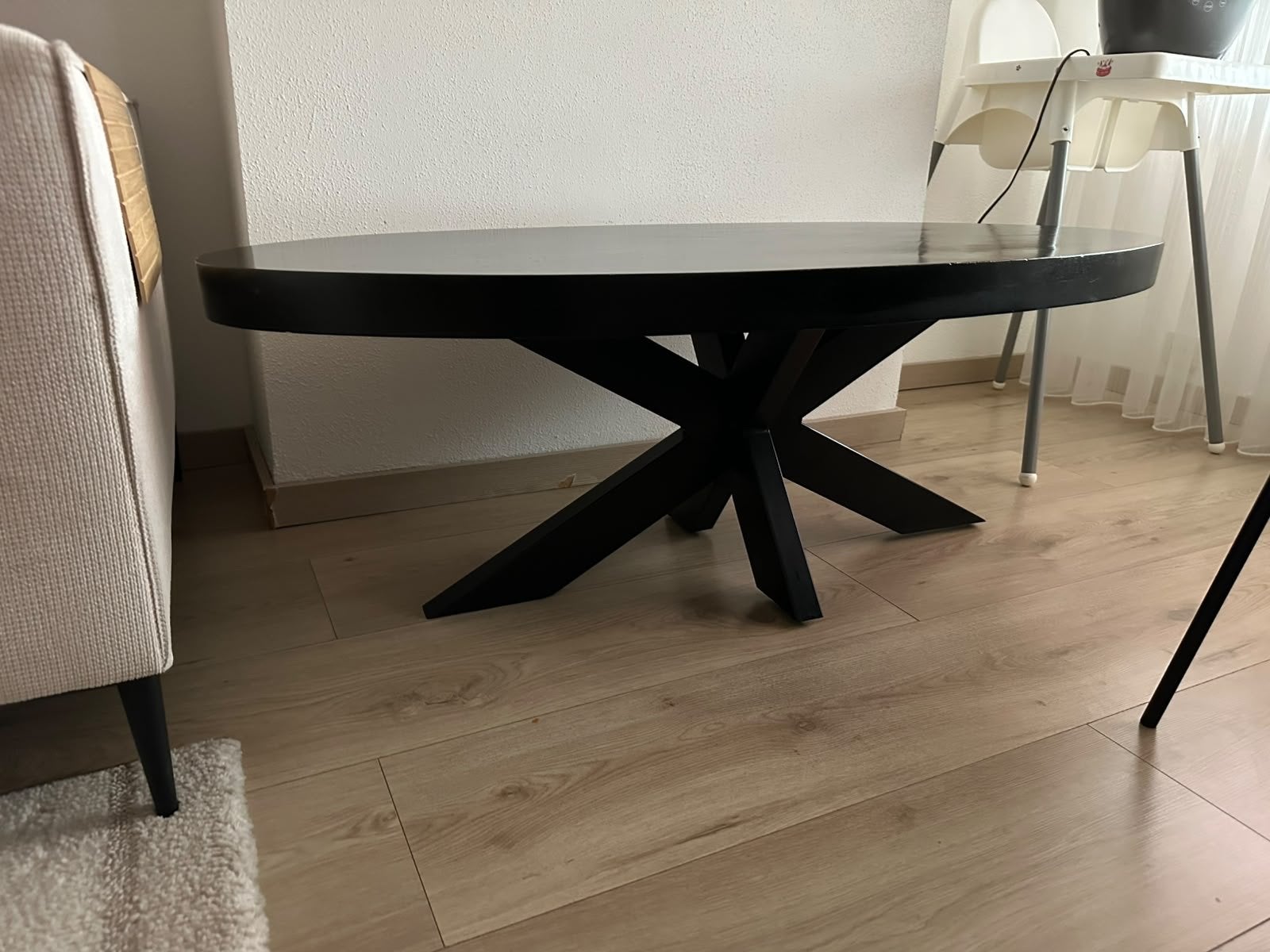 Zwarte ovale salontafel met lichte gebruikssporen, Ophalen, Gebruikt, 100 tot 150 cm, Ovaal