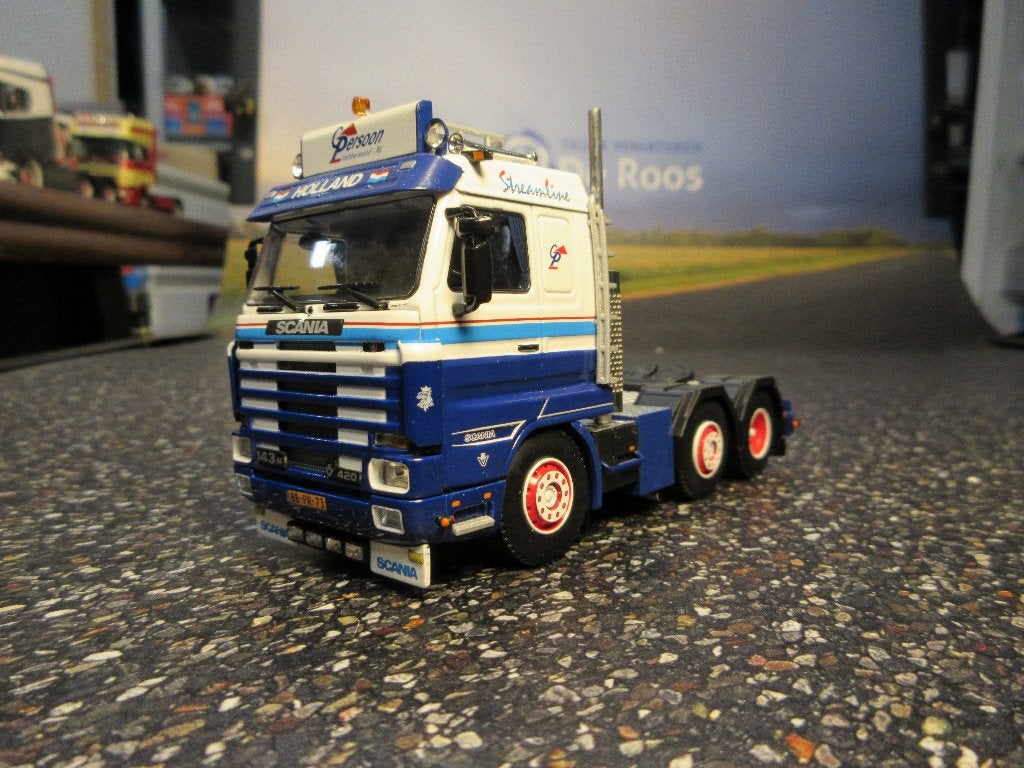 WSI Scania 143 G. Persoon met certificaat, Hobby en Vrije tijd, Modelauto's | 1:50, Ophalen of Verzenden, Nieuw, Bus of Vrachtwagen