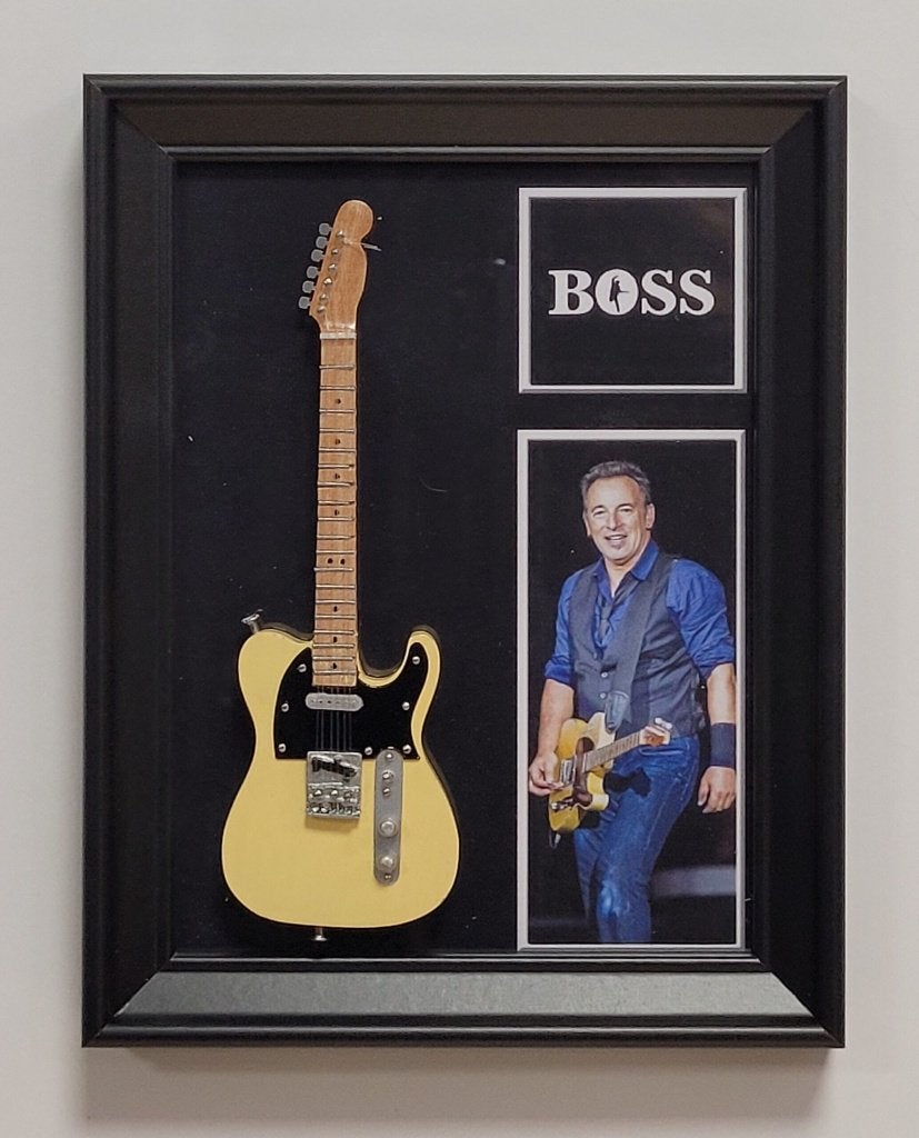 Bruce Springsteen miniatuur gitaar op lijst decoratie deco, Info@deconoord.nl, Deco Noord, Nieuw, Ophalen of Verzenden
