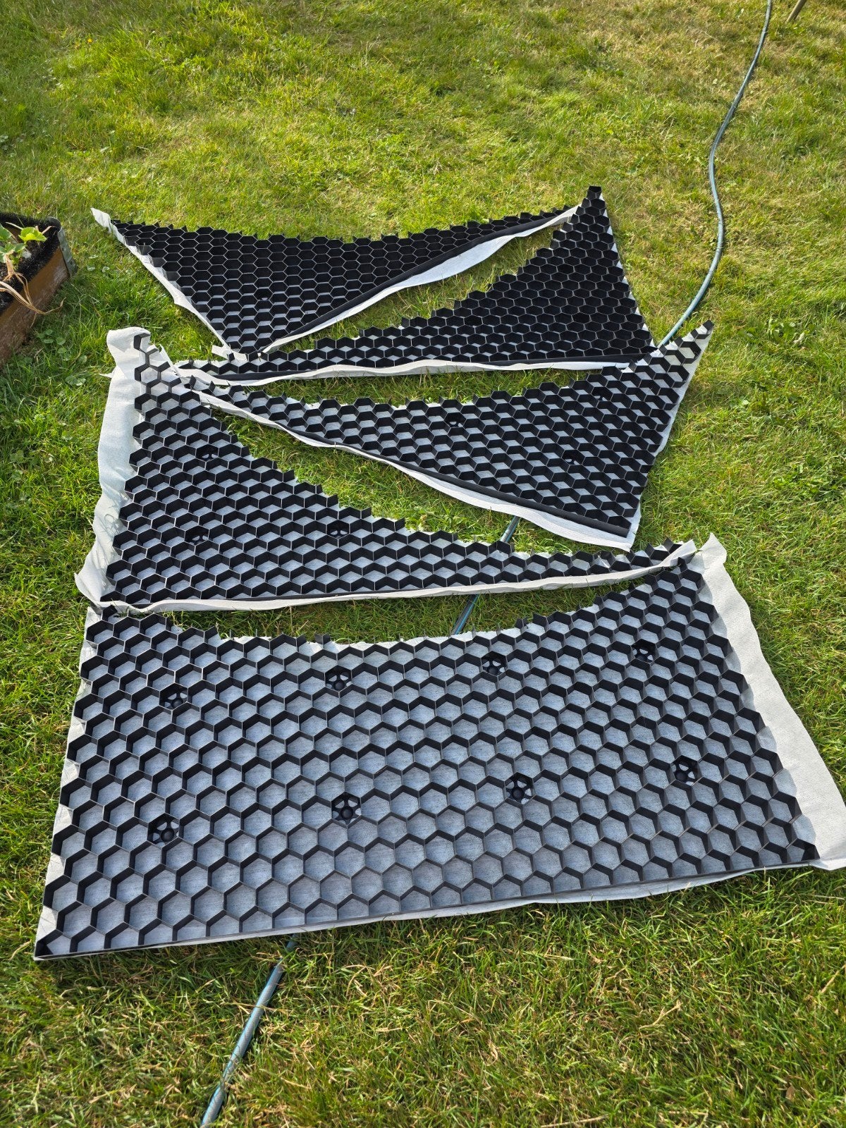 Gratis: restjes grindmatten voor tuin of oprit, Tuin en Terras, Ophalen, Overige materialen, Gebruikt, Zwart