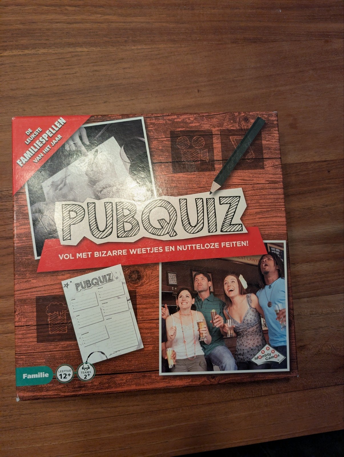 Pubquiz Bordspel - met bizarre weetjes en nutteloze feite, Drie of vier spelers, Ophalen of Verzenden, Zo goed als nieuw