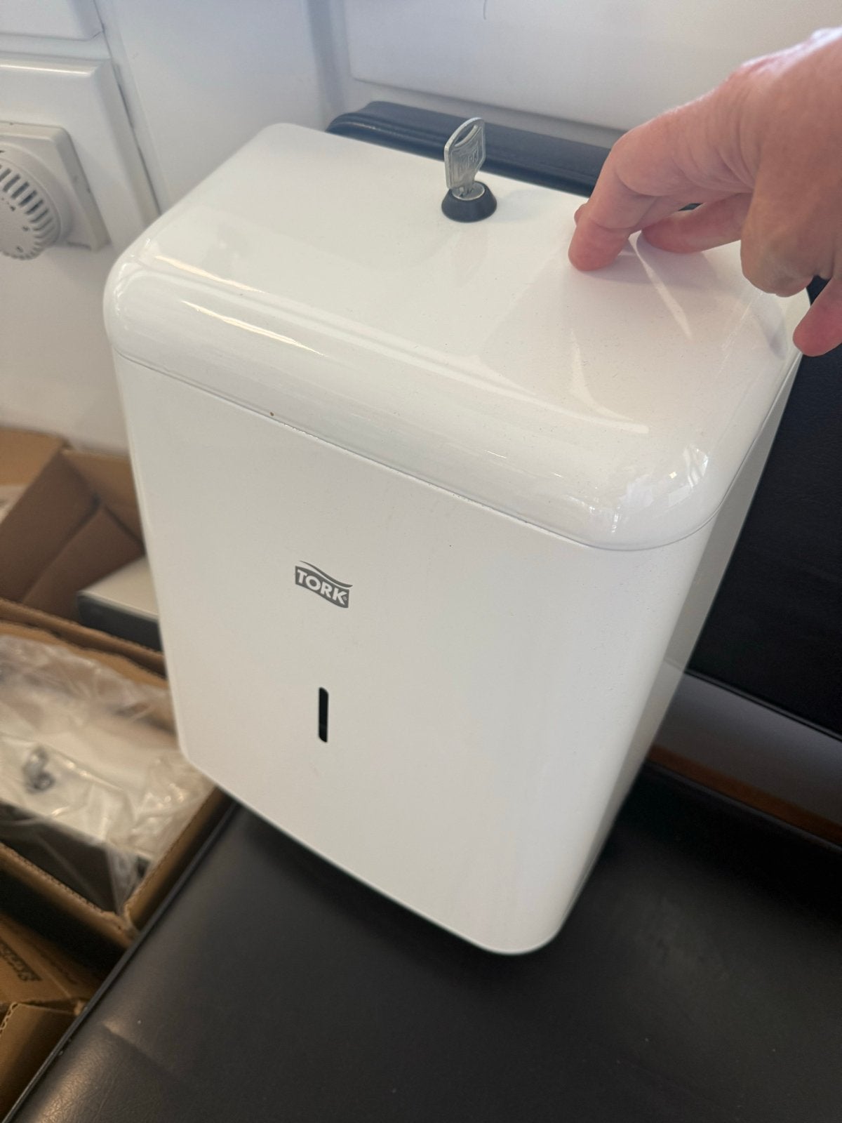 Tork en Satino Handdoekdispensers - Nieuw in Doos, Ophalen