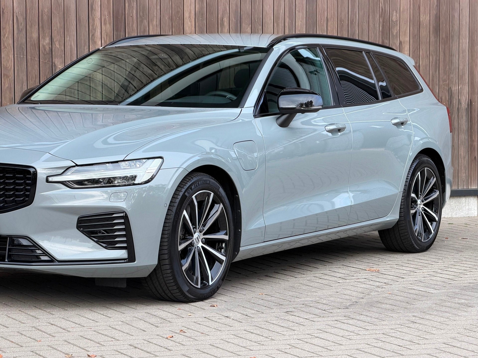 Volvo V60 2.0 T8 Plug-in hybrid AWD Ultra Dark / 360 Camera, Auto's, Automaat, Dealer onderhouden, Zwart, 4 cilinders