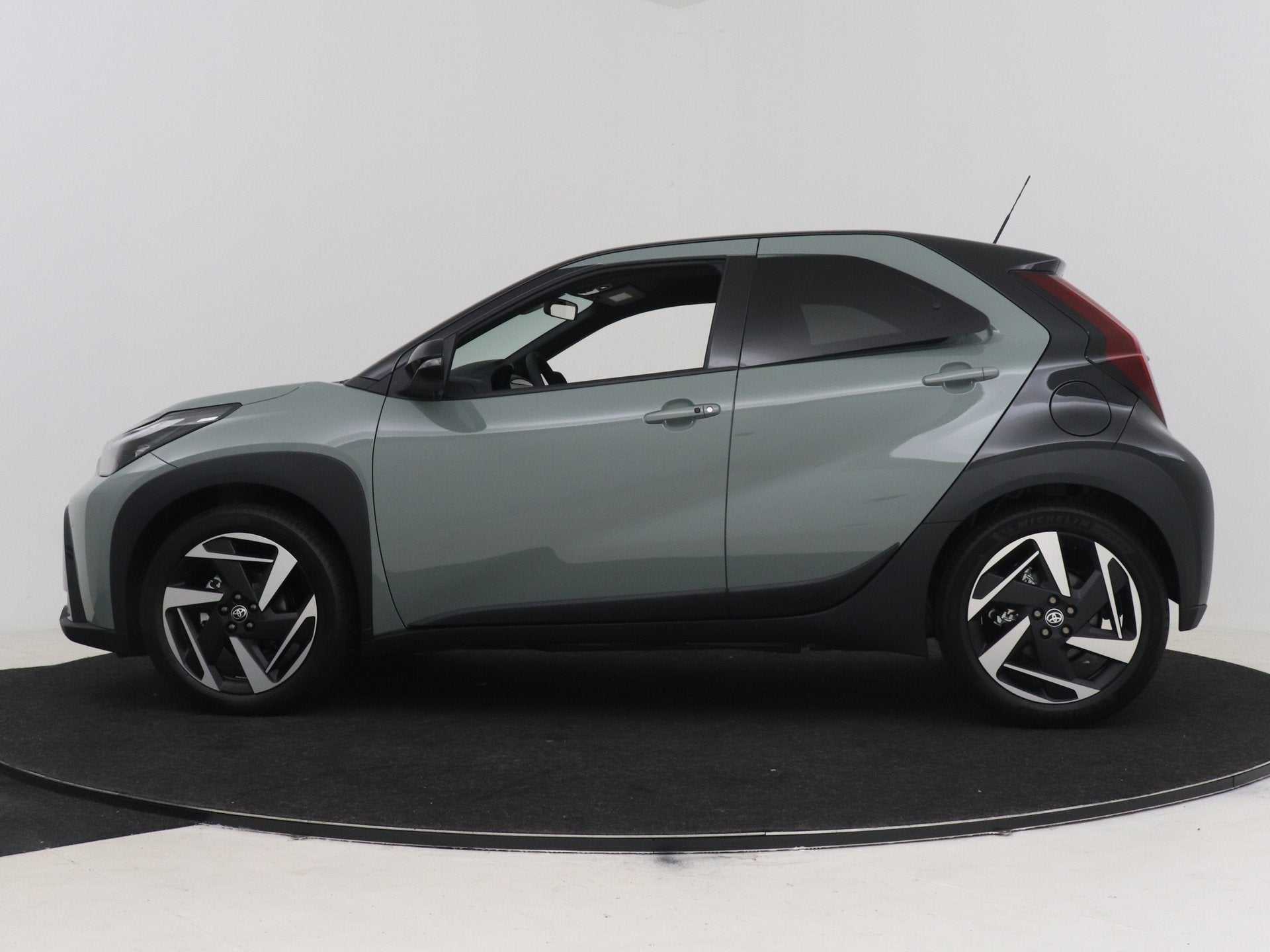 Toyota Aygo X Hybrid 115 envy (bj 2026, automaat), Auto's, 12 maanden, Zwart, 4 stoelen, 116 pk