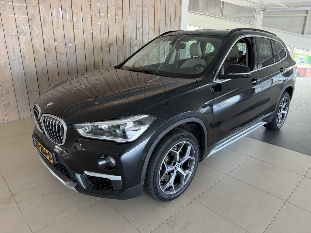 BMW X1 sDrive20i Orange Edition III (bj 2019, automaat), 1998 cc, Euro 6, Zwart, Bedrijf