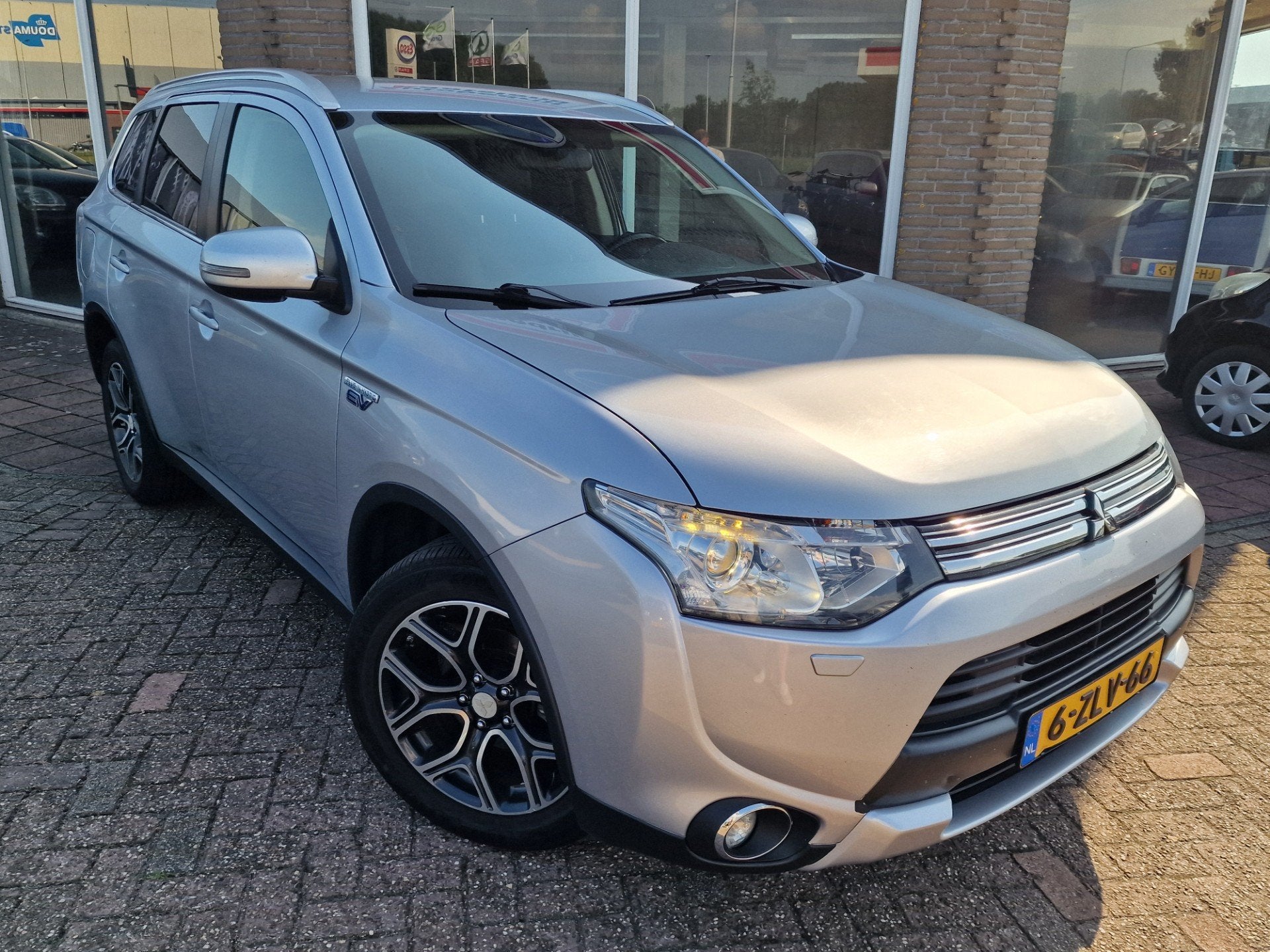 Mitsubishi Outlander 2.0 PHEV Executive Edition - Apk t/m 16, Auto's, Mitsubishi, Zwart, 4 cilinders, Leder en Stof, Automatische klimaatregeling