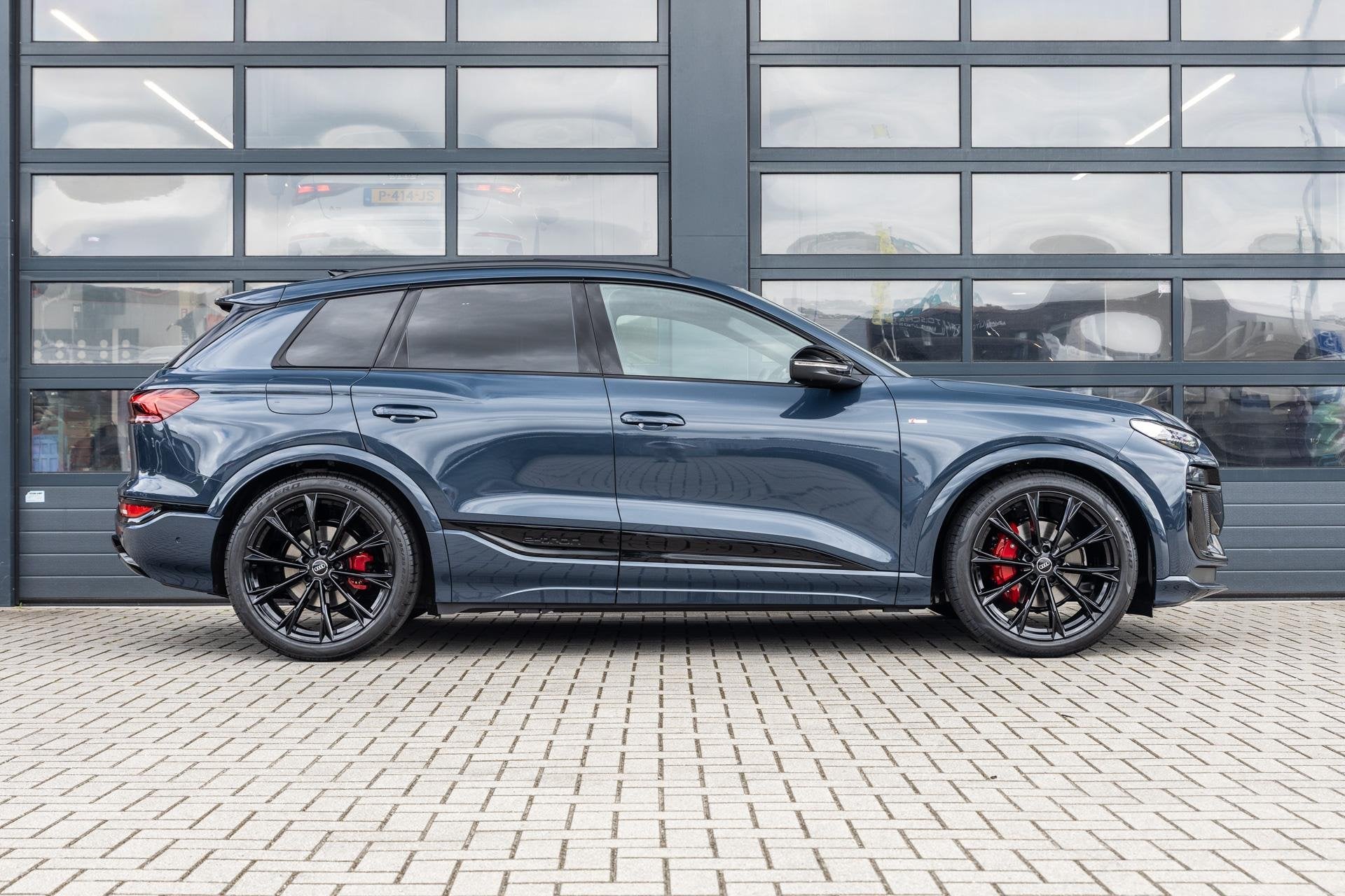 Audi Q6 e-tron 252pk S Edition 83 kWh | Panoramadak | Luchtv, Auto's, Audi, Automaat, 12 maanden, Achterwielaandrijving, Zwart