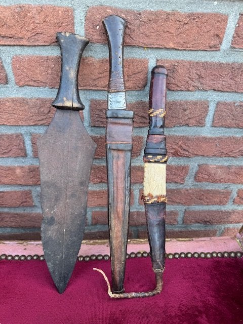 drie oude Afrikaanse dolken, één koop, Verzamelen, Militaria | Algemeen, Ophalen of Verzenden, Overige soorten, Overige gebieden