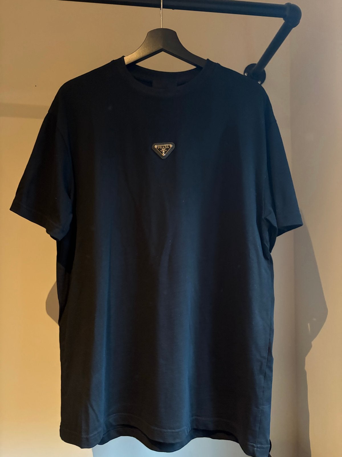 Prada T-shirt met logo - Zwart - L, Ophalen of Verzenden, Zo goed als nieuw, Maat 52/54 (L), Zwart