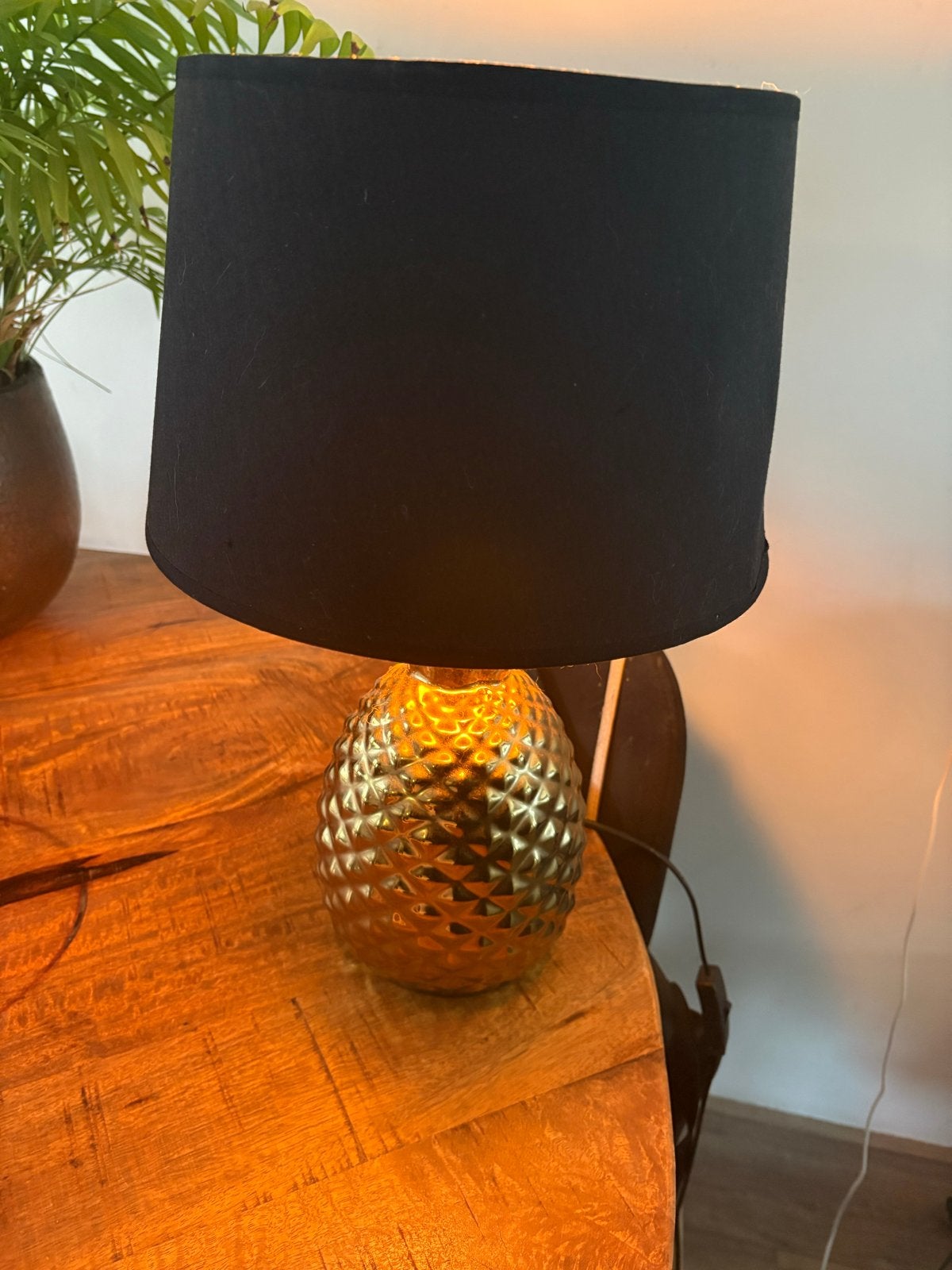 Gouden Ananas Tafellamp met Zwarte Kap, Ophalen, Goud, Met kap, Metaal
