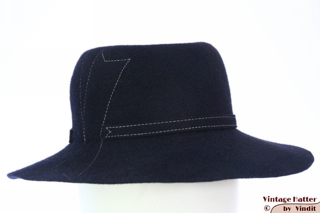 Vintage Dameshoed donker blauw haarvilt witte stiksels 55,5, Ophalen of Verzenden, Zo goed als nieuw, 55 cm (S, 6⅞ inch) of minder