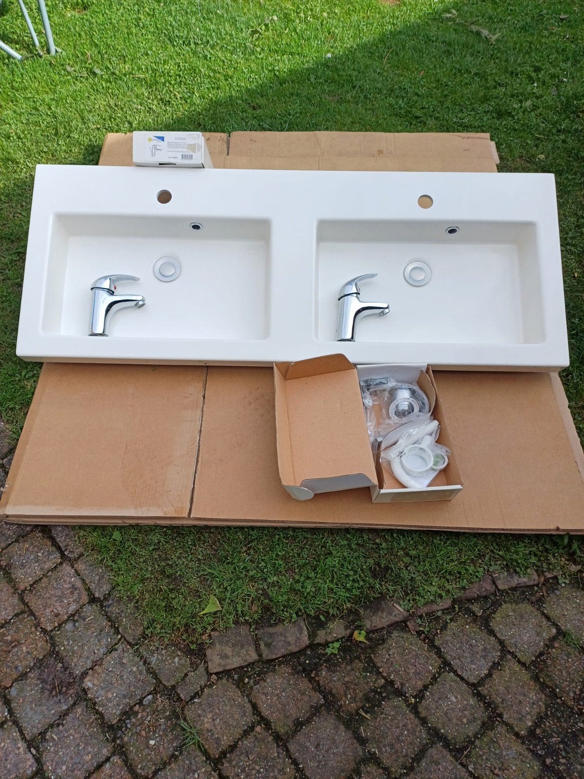 Dubbele wastafel + 2 kranen, Ophalen, 100 tot 150 cm, Zo goed als nieuw, Minder dan 100 cm