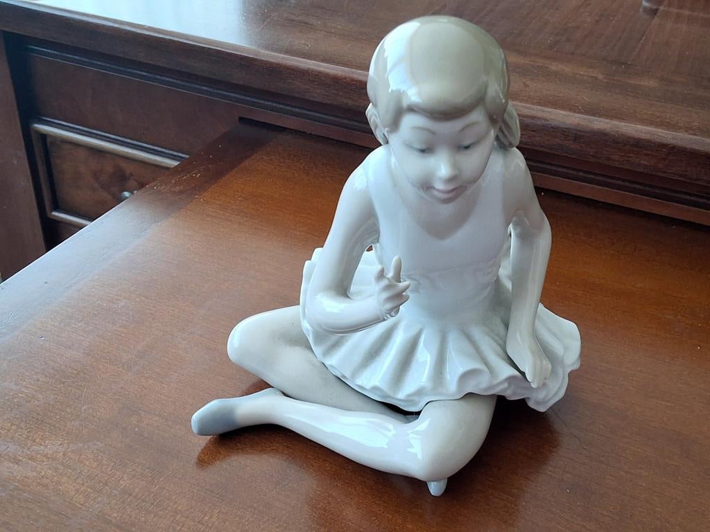 NAO Lladro Ballerina Beeldje - Porselein - Vinger beschadigd, Ophalen of Verzenden