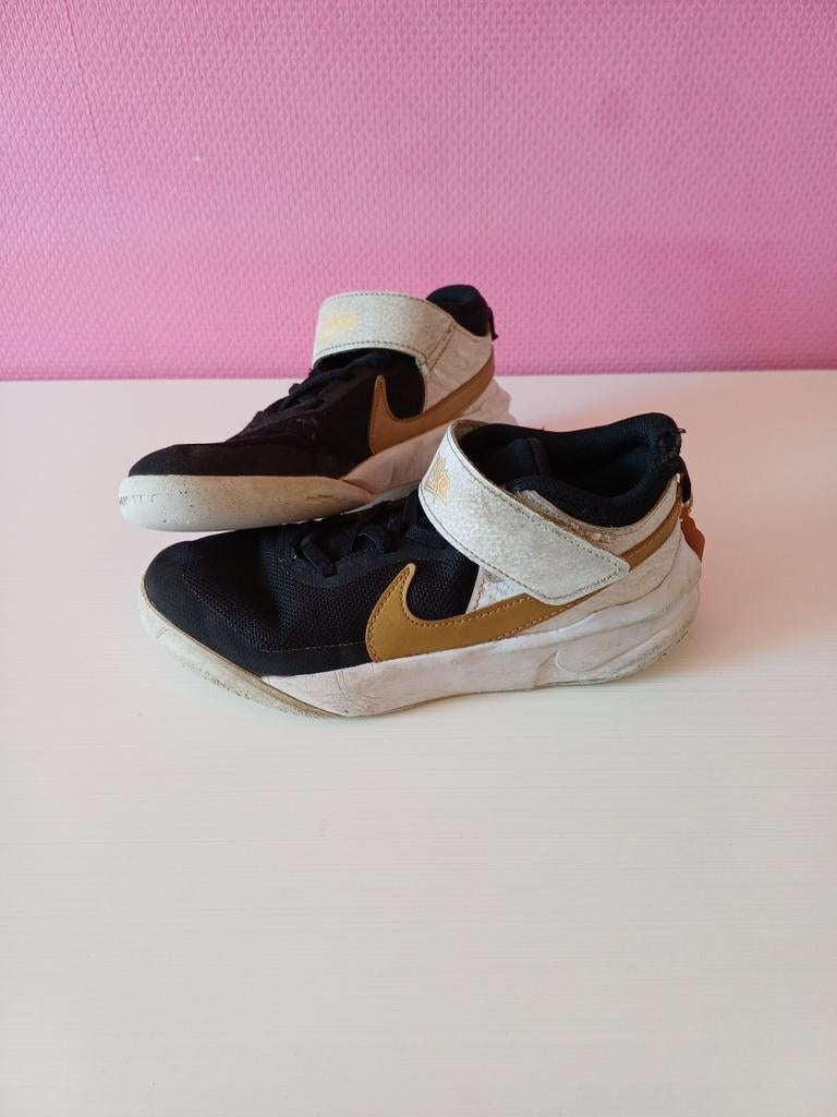 Nike Team Hustle D10, maat 35, NIKE, Gebruikt, Sportschoenen, Ophalen of Verzenden