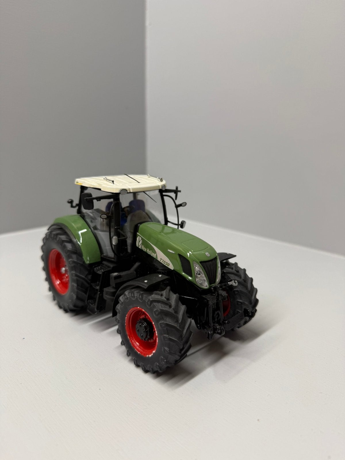 New holland T7030 Ros, Hobby en Vrije tijd, Modelauto's | 1:32, Ophalen of Verzenden, Gebruikt, Tractor of Landbouw, Overige merken