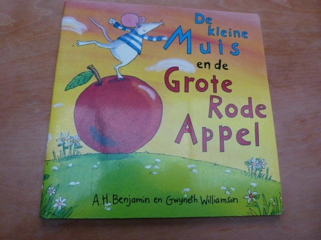 De kleine muis en de grote rode appel (A.H. Benjamin), Ophalen of Verzenden, Zo goed als nieuw, A.H. Benjamin, 3 tot 4 jaar