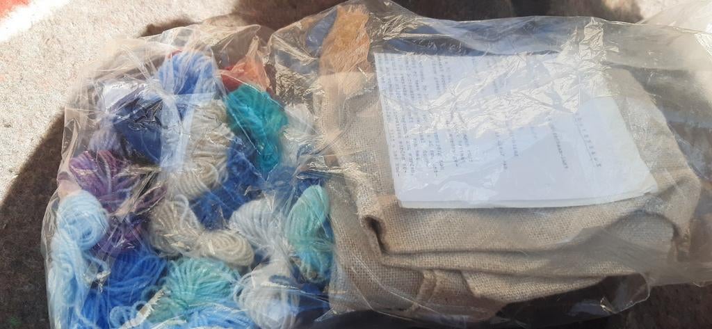 Borduurpakket van vierkant kussen Stichting Goed Handwerk, Ophalen of Verzenden, Zo goed als nieuw, Handborduren, Borduurpakket
