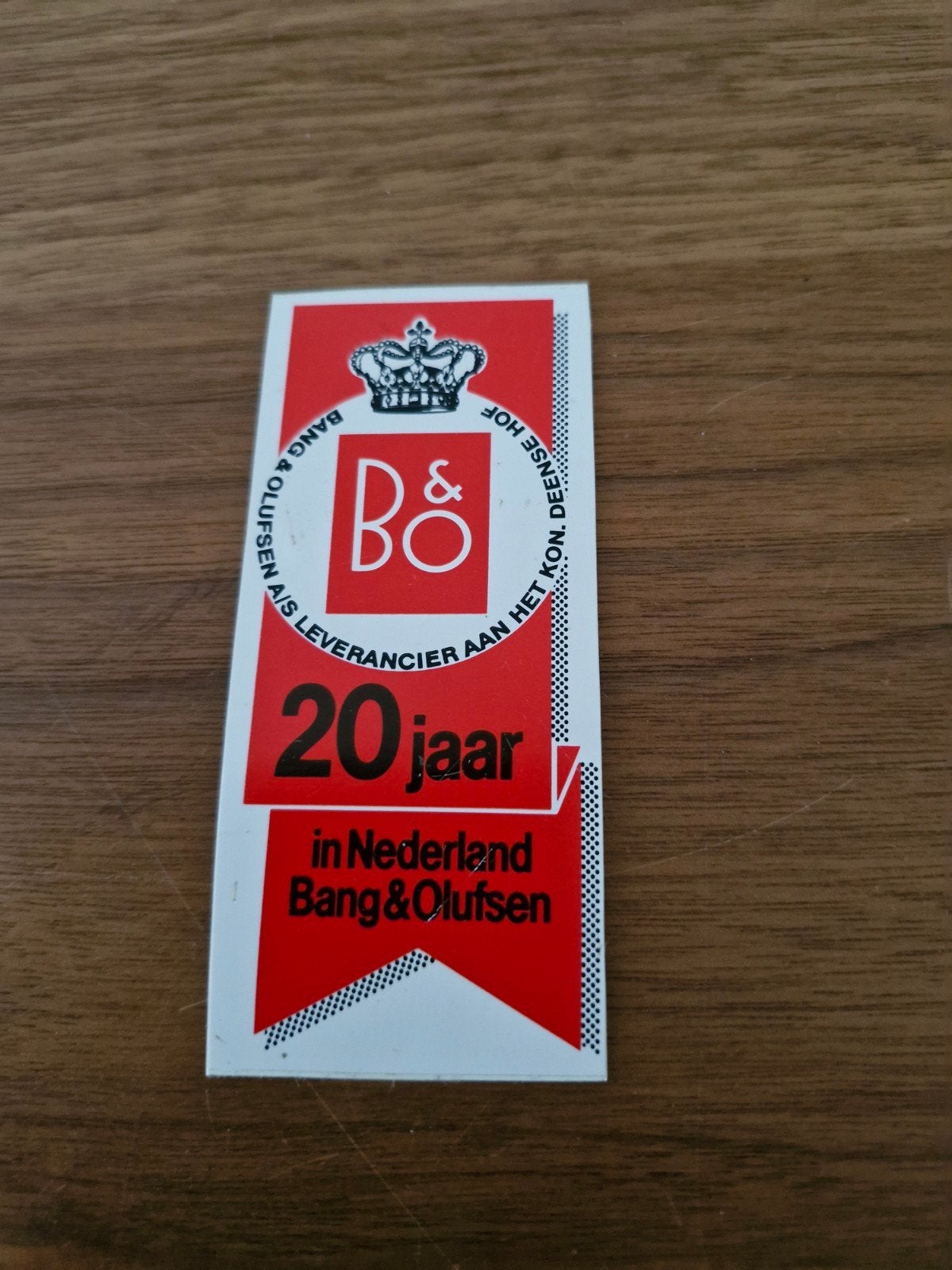8439  Bang & Olufsen 20 jaar sticker - Koninklijk Deens Ho, Verzamelen, Ophalen of Verzenden, Gebruikt, Merk