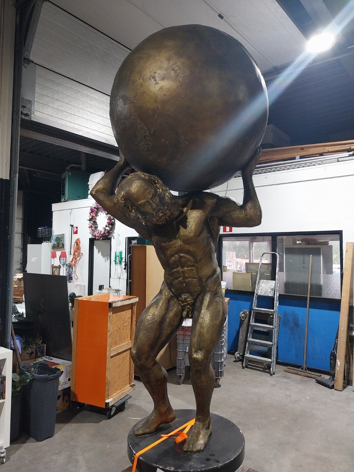 Mooi groot beeld atlas. karel jannsen. Kan bezorgd worden., Antiek en Kunst, Ophalen, Meer dan 2 meter, Kunststof, Goud