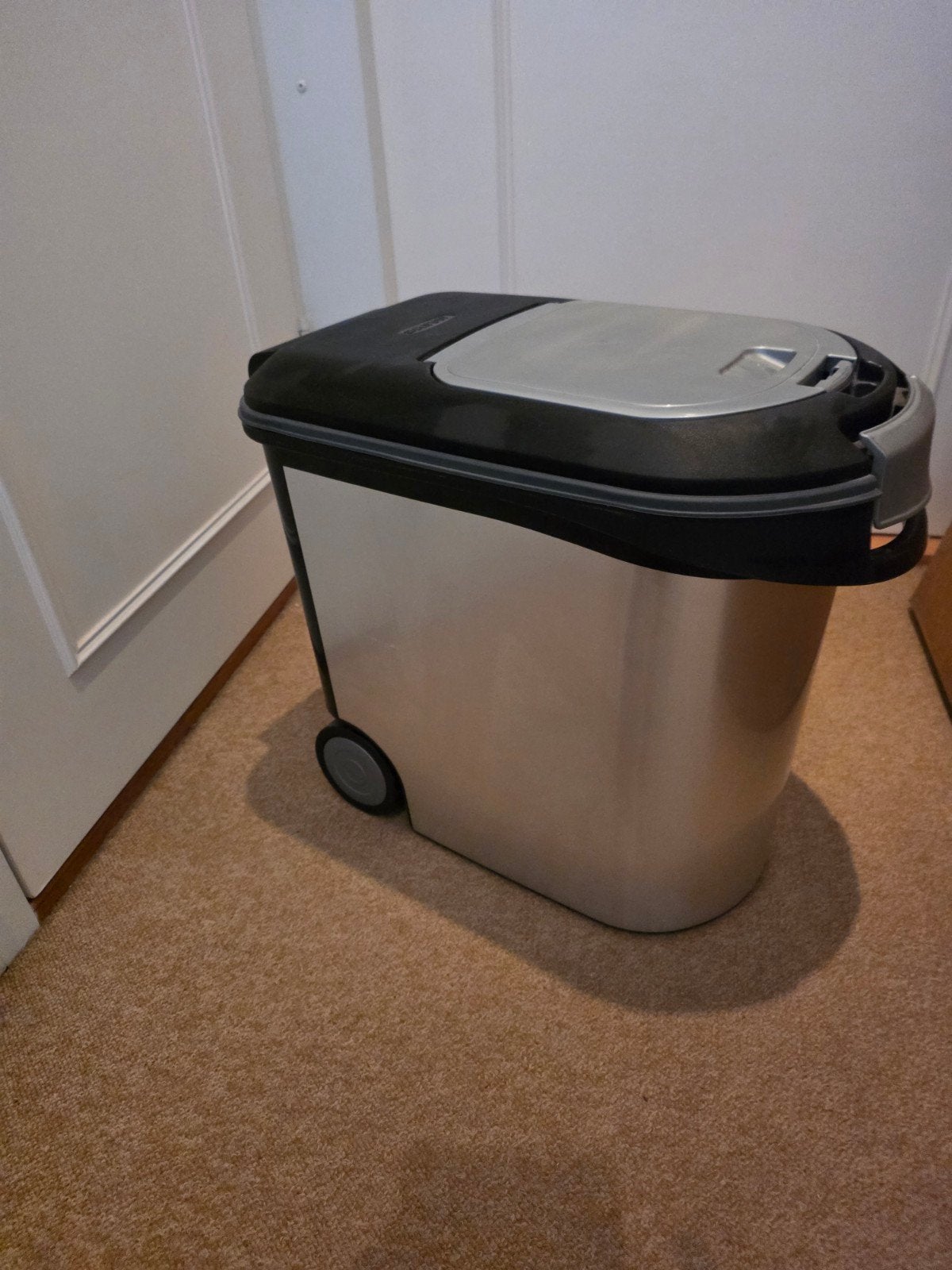 Curver voedselcontainer 12kg-35ltr, Dieren en Toebehoren, Ophalen, Zo goed als nieuw