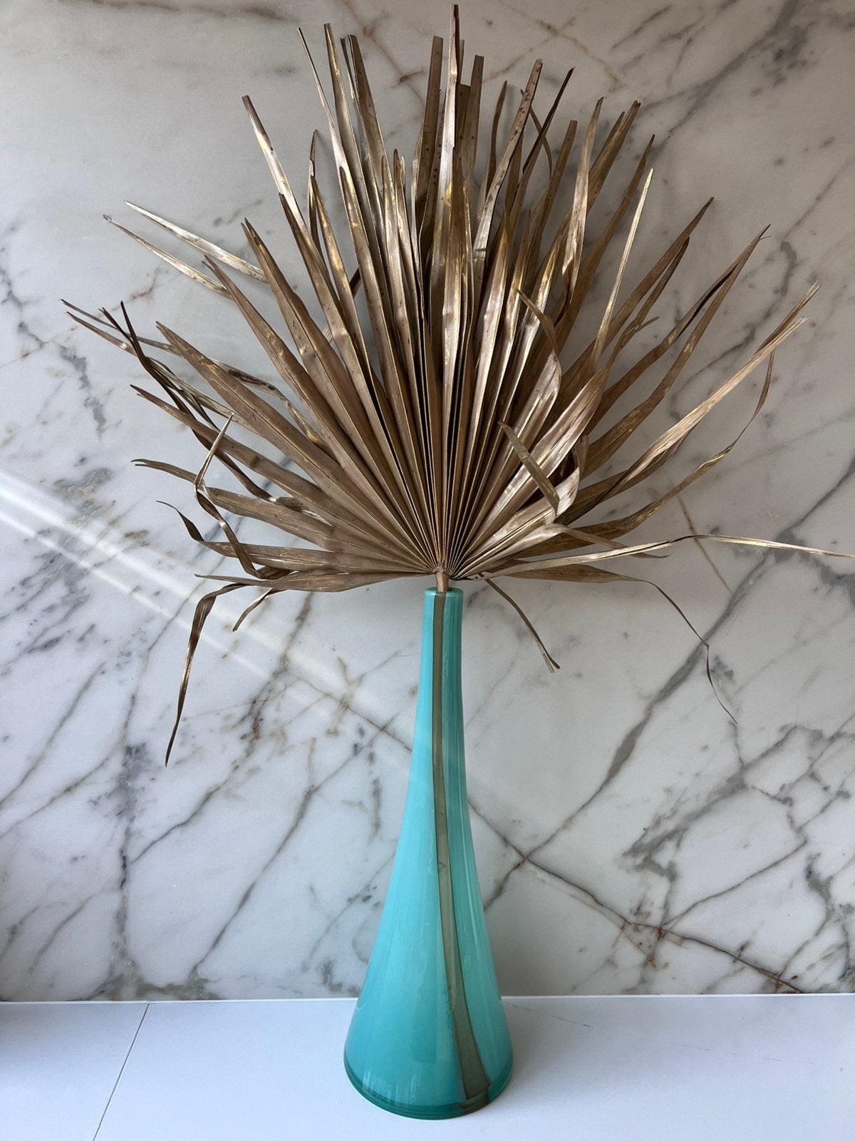 HOGE MOND GEBLAZEN BLAUW VAAS + ECHTE GOUDEN DROOG PAMLBLAD, Ophalen, Blauw, Geschikt voor droogbloemen, Glas