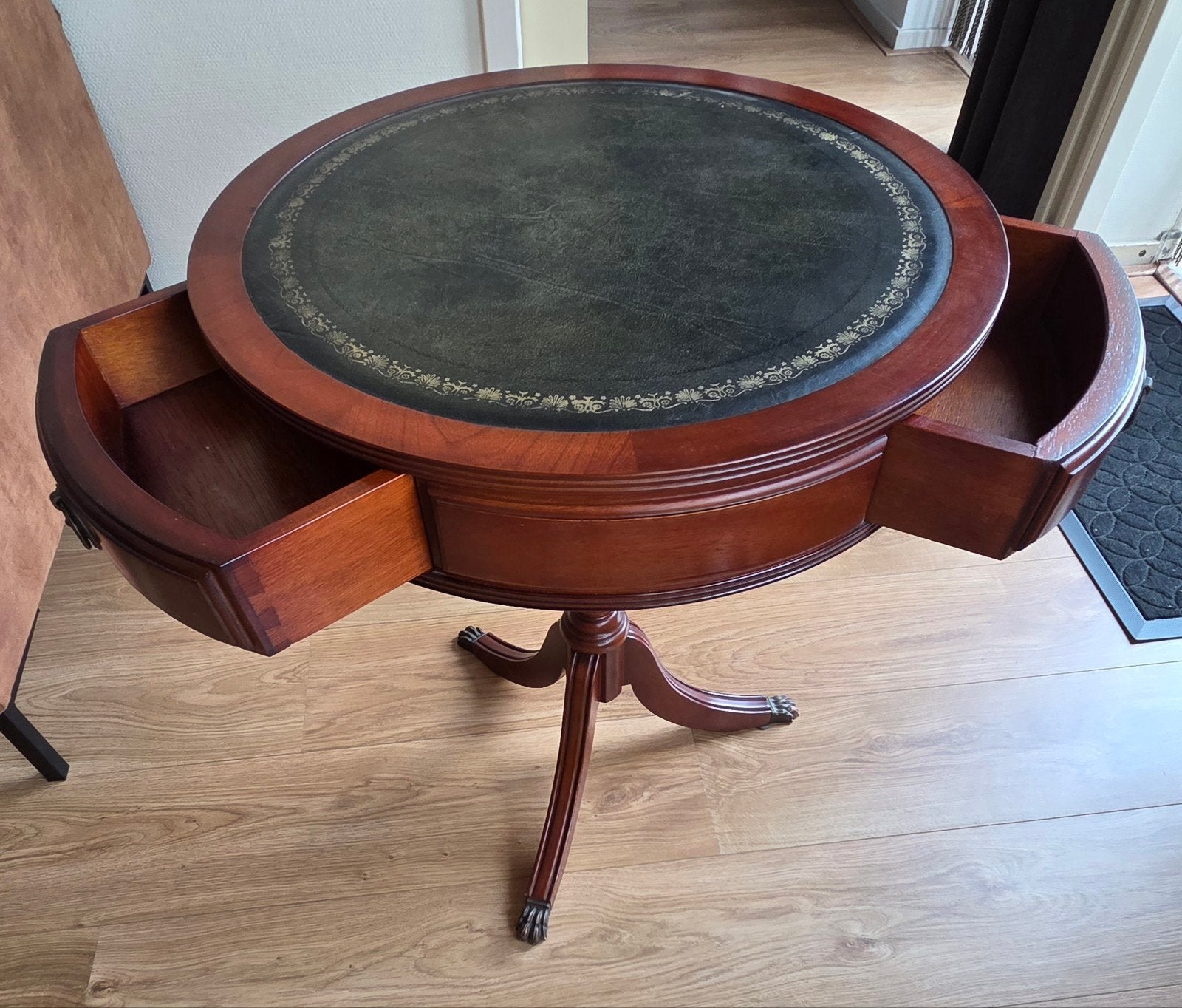 Klassieke ronde bijzettafel met groen leren blad, Antiek en Kunst, Ophalen