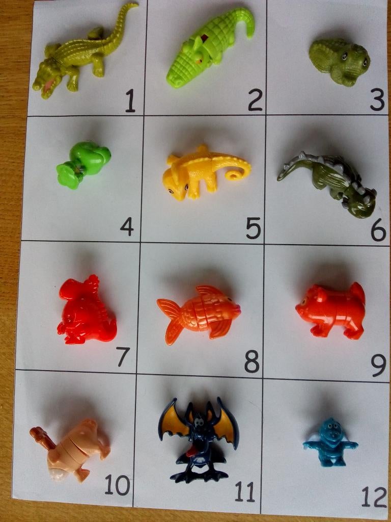 Blad 12 dieren figuurtjes verrassingsei, Verzamelen, Verrassingseieren, Gebruikt, Overige typen, Ophalen of Verzenden