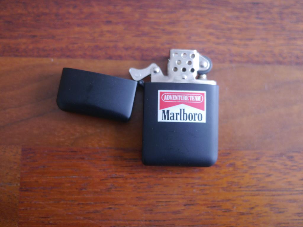 marlboro aansteker adverture team, benzine., Verzamelen, Rookartikelen, Aanstekers en Luciferdoosjes, Ophalen of Verzenden, Zo goed als nieuw