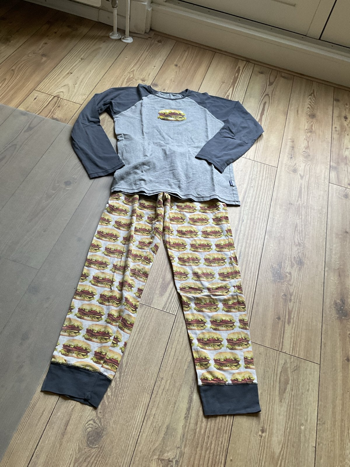 Claesens pyjama met hamburgers, maat 164-170, Ophalen of Verzenden, Gebruikt, Jongen of Meisje, Nacht- of Onderkleding