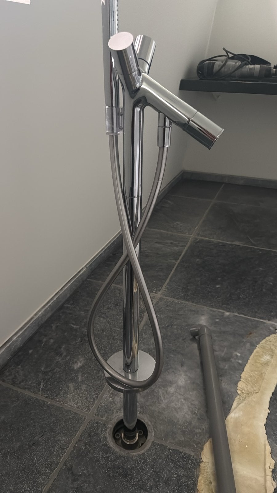 Vrijstaand bad met chromen vloerkraan, Doe-het-zelf en Verbouw, Sanitair, Zo goed als nieuw, Bad, Chroom, Ophalen
