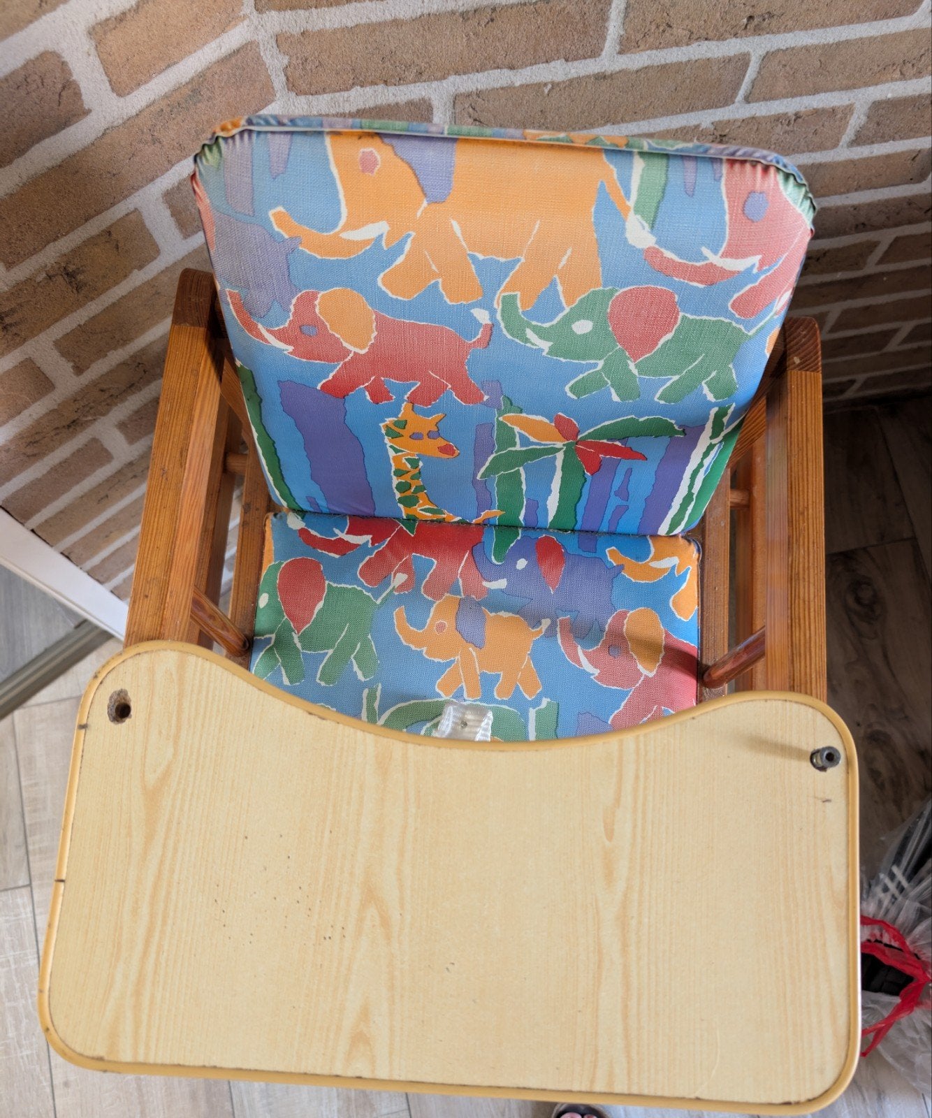 Houten kinderstoel met vrolijke bekleding, Ophalen