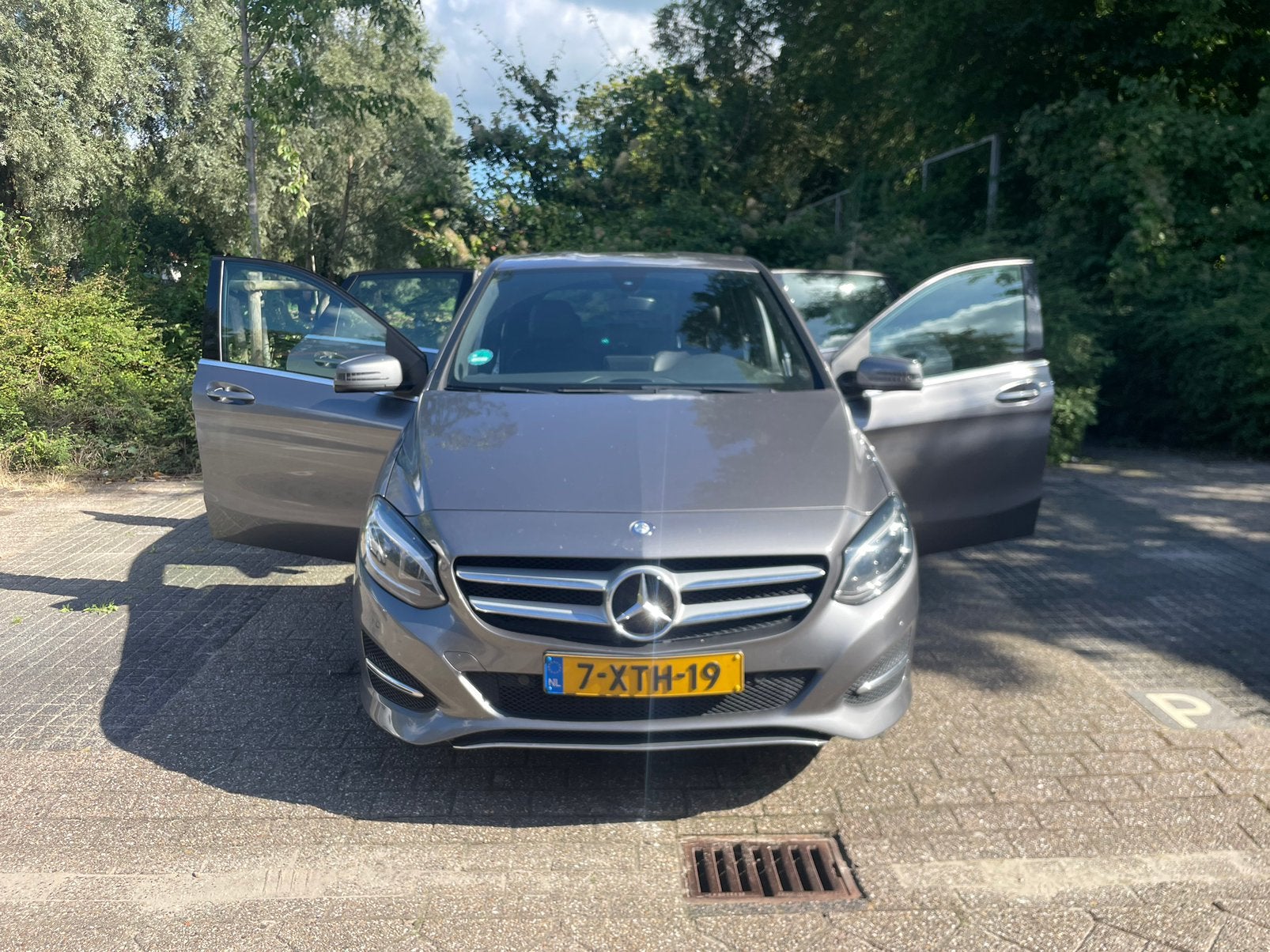 Mercedes B-klasse b180 FACE LED 1.5 CDI Dct7 KEYLESS nwe.dis, Auto's, Diesel, Grijs, Euro 4, Zilver of Grijs